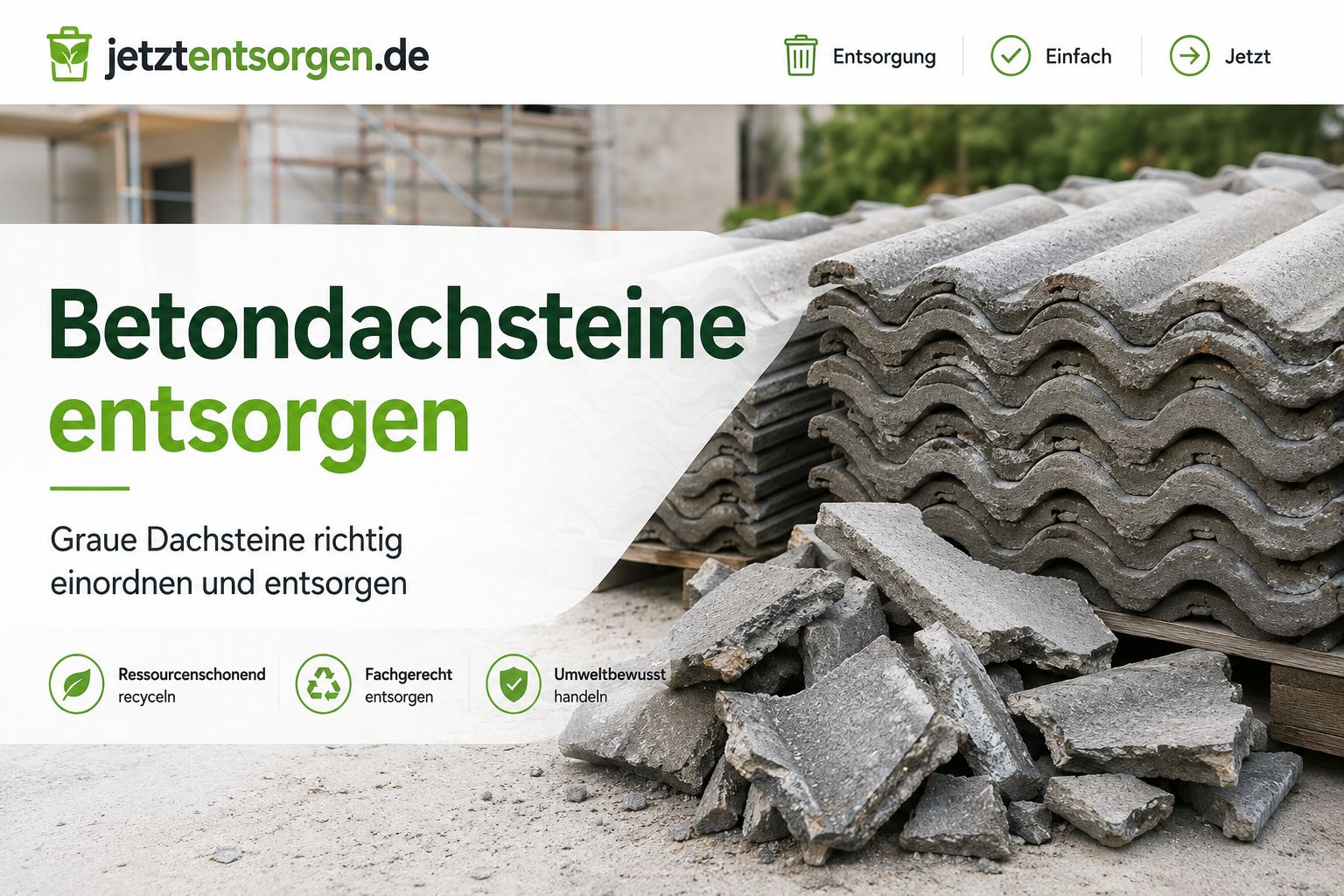 Betondachsteine entsorgen: graue Betondachsteine und Bruchstücke auf einer Baustelle