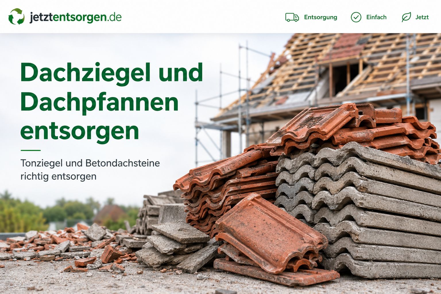Dachziegel und Dachpfannen entsorgen: Tonziegel und Betondachsteine auf einer Baustelle