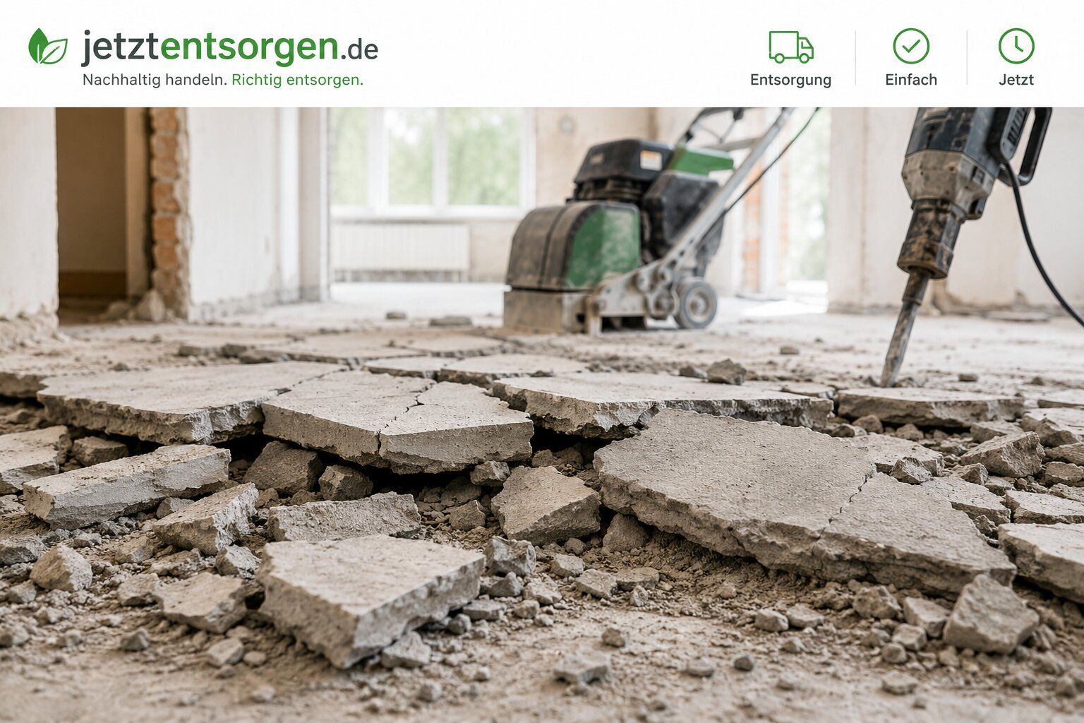 Estrich entsorgen: aufgebrochener Estrichboden beim Rückbau mit Presslufthammer und Fräse