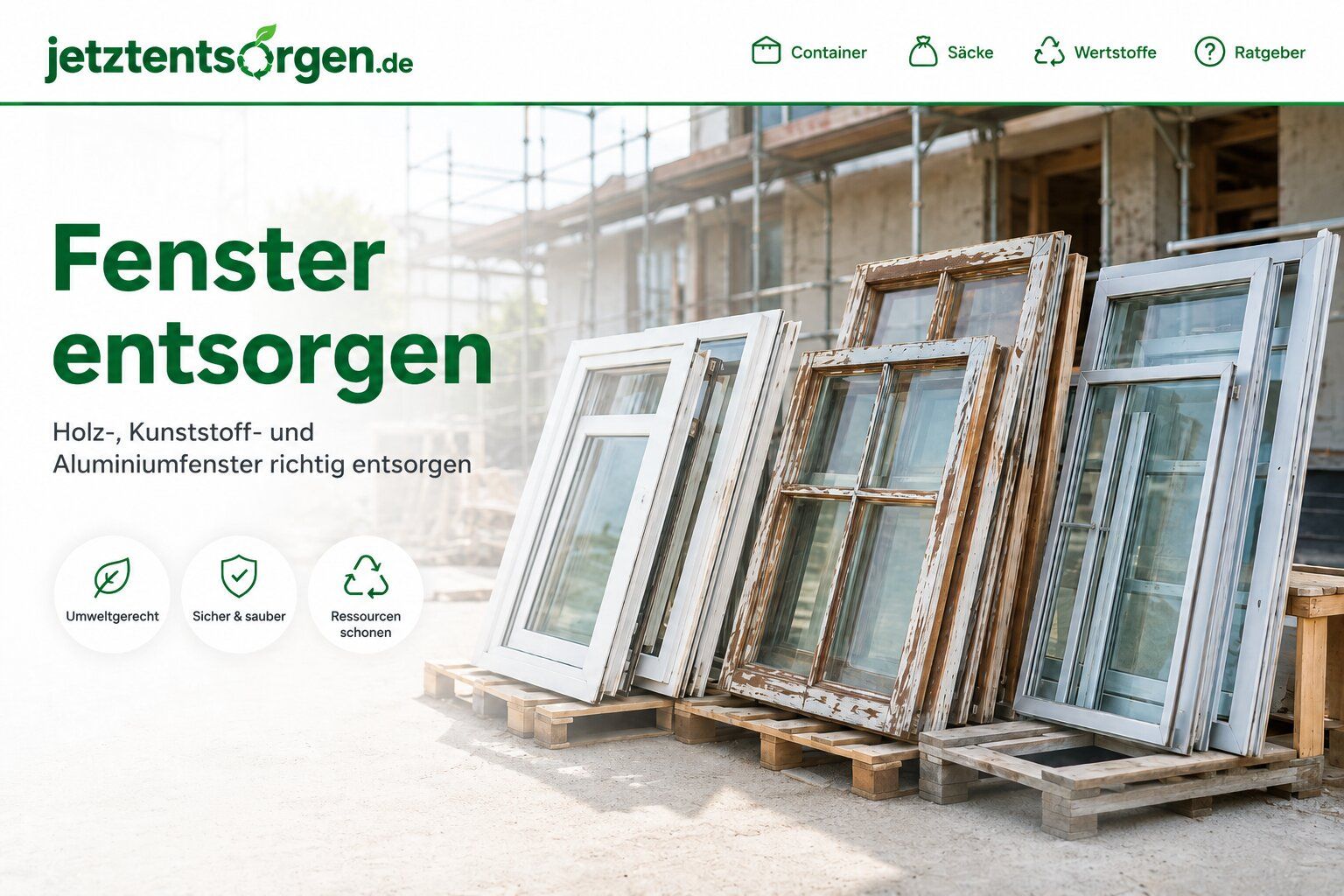 Alte Fenster entsorgen: ausgebaute Holz-, Kunststoff- und Aluminiumfenster auf Paletten vor einer Sanierungsbaustelle