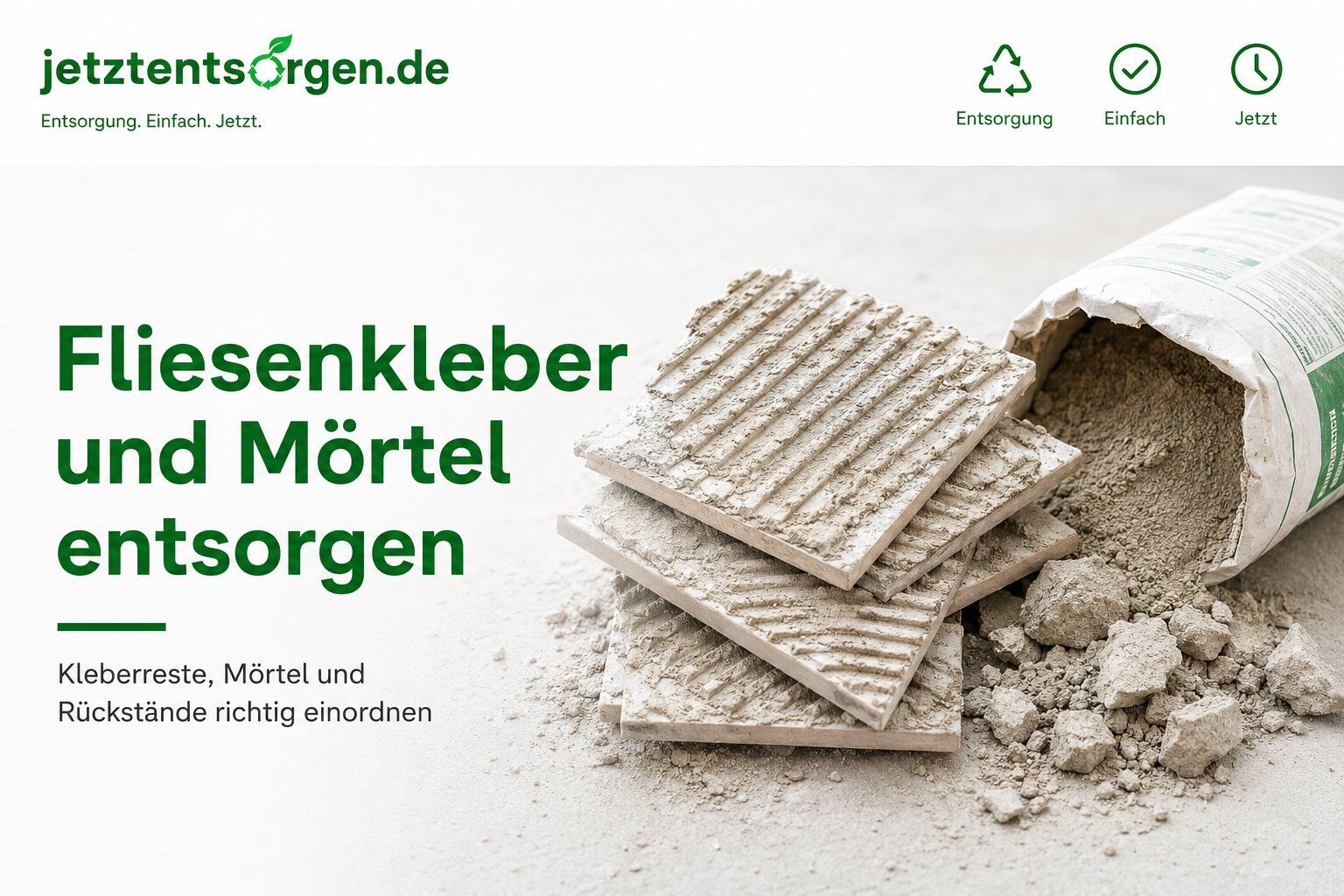 Fliesenkleber und Mörtel entsorgen: abgeklopfte Fliesen mit Kleberresten und ein Sack Fliesenkleber