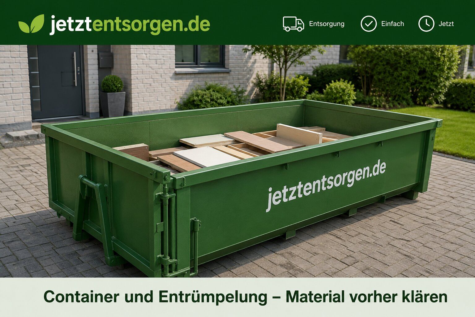 Container für Möbel und Entrümpelung, nur teilweise mit flach geschichteten Möbelteilen befüllt